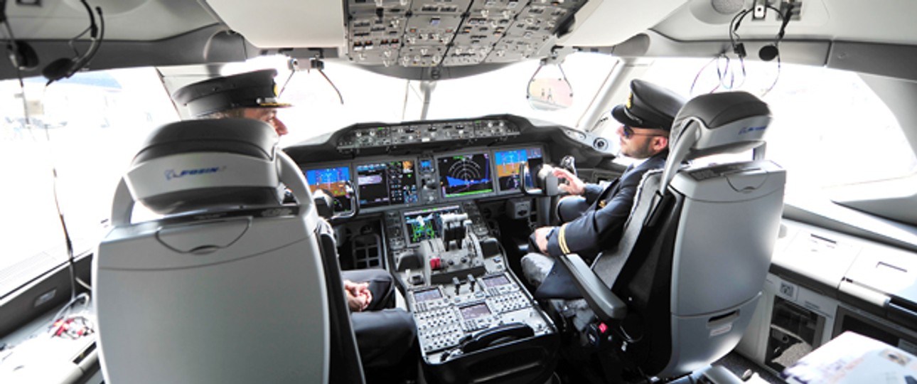 Piloten im Cockpit: Vor dem Flug noch die letzten Entscheidungen treffen.