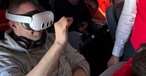 Passagier mit VR-Brille: Neues Erlebnis an Bord.