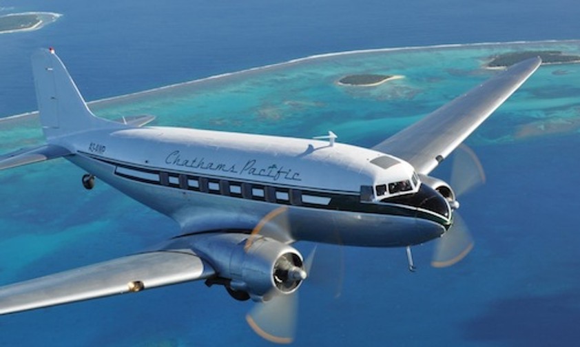 Chatham Pacific, einer der letzten DC-3-Betrieber im Liniendienst, stellt alle Flüge aus Protest ein.