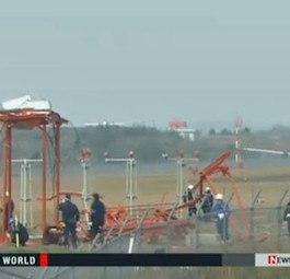 Beschädigte Antenne: Der A320 streifte sie mit seinen Rädern.