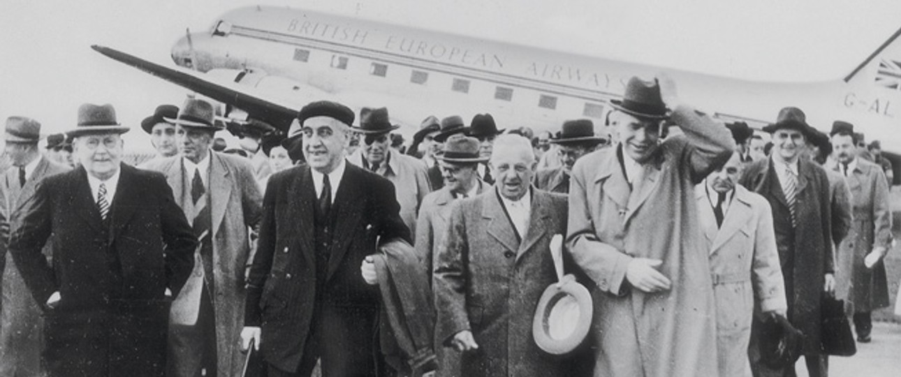 Zur Flughafen-Eröffnung landete ein Flugzeug von Britisch European Airlines (BEA) aus Berlin kommend in Hannover. Mit an Bord: Berlins Regierender Bürgermeister Ernst Reuter (mit Baskenmütze).
