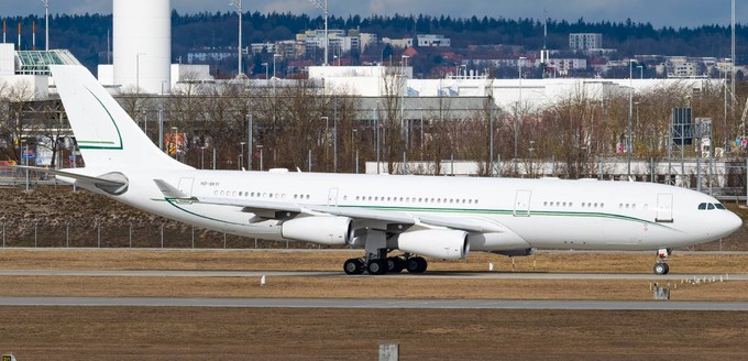 Die Delegierten Saudi-Arabiens kamen ebenfalls im A340 nach München. Die Maschine mit der Registrierung HZ-SKY flog in den 1990er-Jahren kurz für Lufthansa.