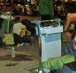 Flughafen Kathmandu: Die Schlange war Kilometer lang.