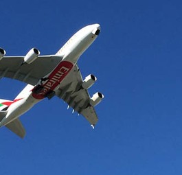 Airbus A380 von Emirates im Flug.