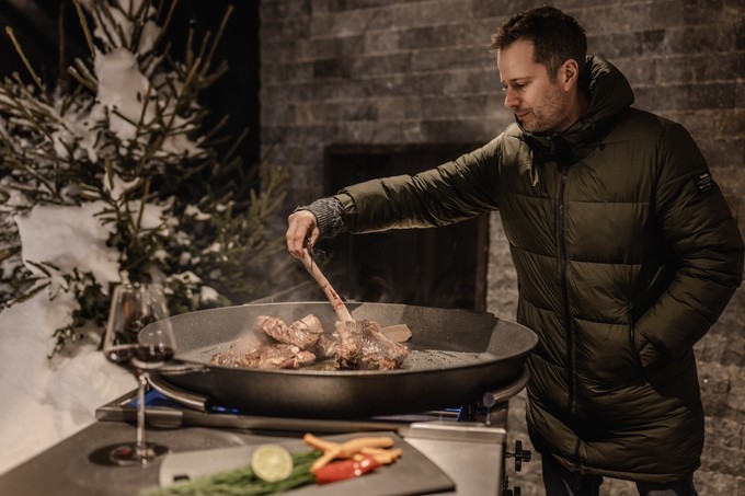 Der Hausherr Christian Viehhauser kocht mit der Riesenpfanne