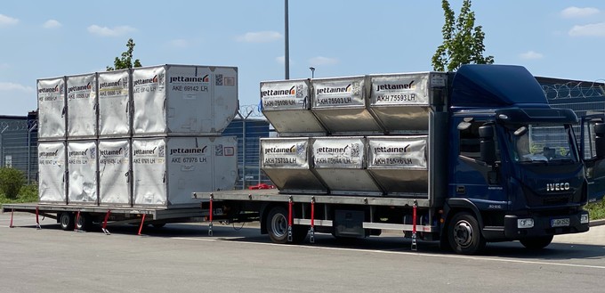 Drei Lastwagen pendeln rund um die Uhr zwischen dem Jettainer-Lager und dem Flughafen Frankfurt.
