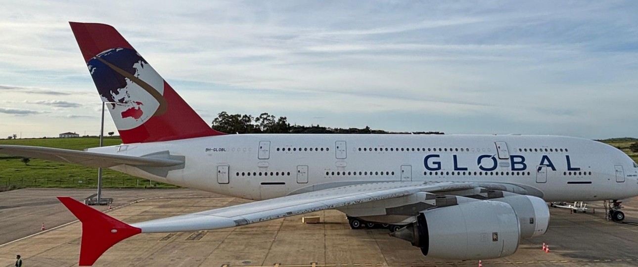 Der Airbus A380 von Global Airlines ohne Blau.