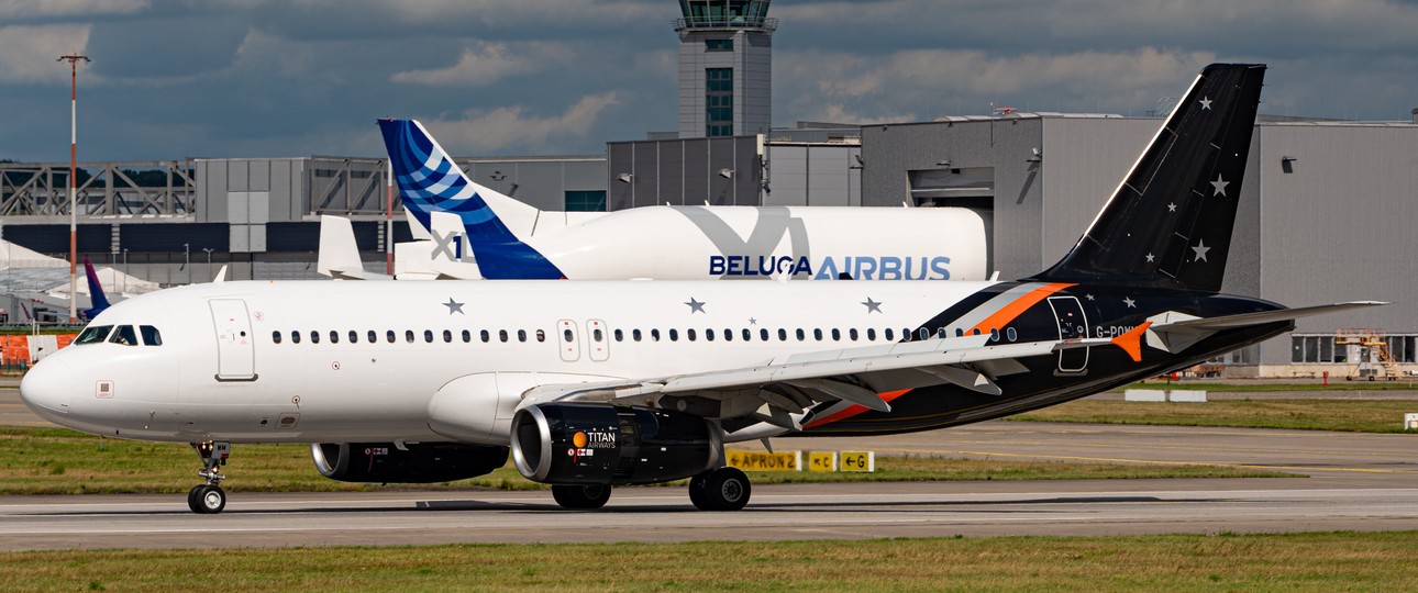Der Airbus A320 von Titan Airways am 31. August 2026 in Hamburg-Finkenwerder: Übernimmt den Werksshuttle.