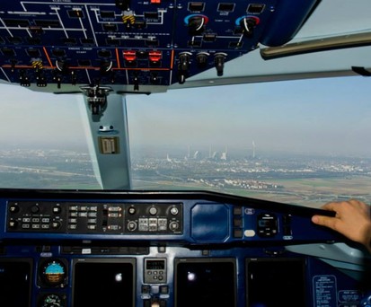 Cockpit einer Dornier 328: Gefährliche Begegnung.