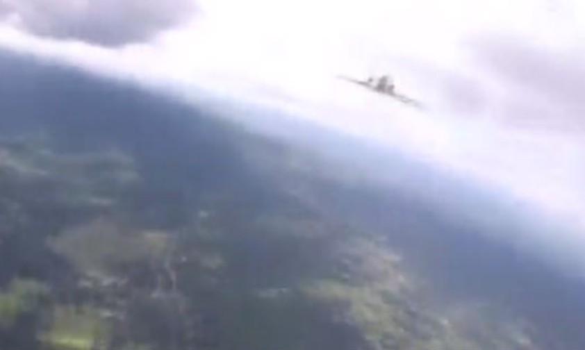 Fallschirmspringer begegnet Flugzeug