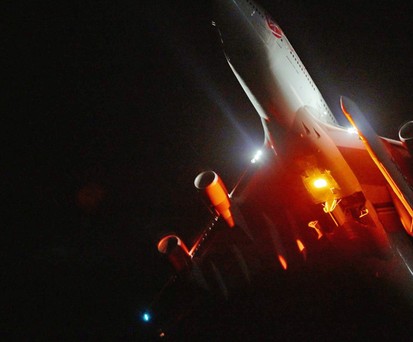 Boeing 747 von Virgin Orbit: Trägerrakete am Flügel.