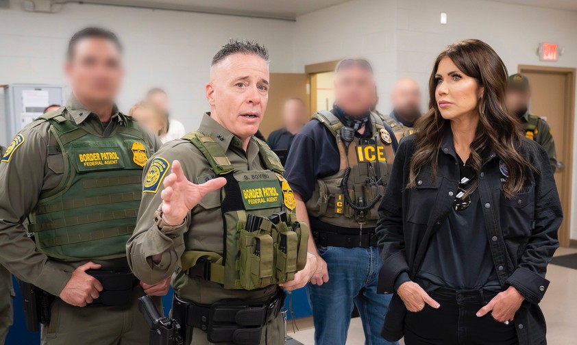 US-Heimatschutzministerin Kristi Noem mit ICE-Agenten: Es soll eine eigene Airline geben. 