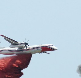 Dash 8 von Conair: Der Flieger kann bis zu 10.000 Liter Löschmittel mitführen.