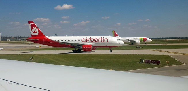 Airbus A319 von Tap und A320 von Air Berlin in München.