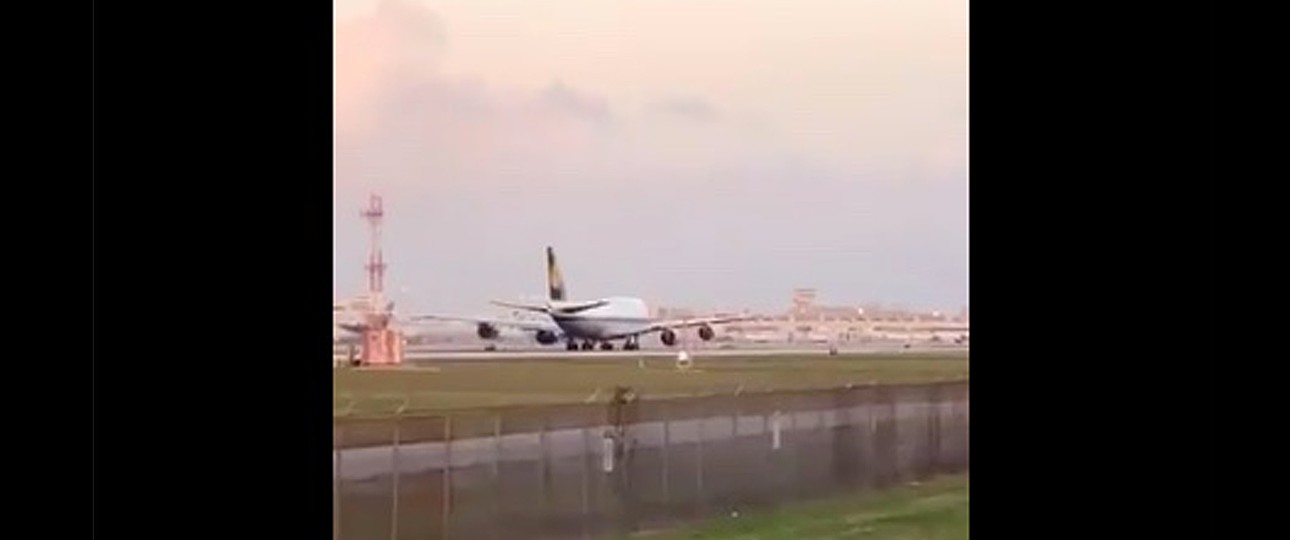 Die Boeing 747-8 von Lufthannsa beim Start: Die Perspektive der Kamera verzerrt die wirkliche Distanz.