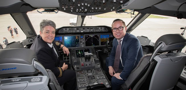 Qantas-Pilotin Lisa Norman und Airline-Chef Alan Joyce im Cockpit.