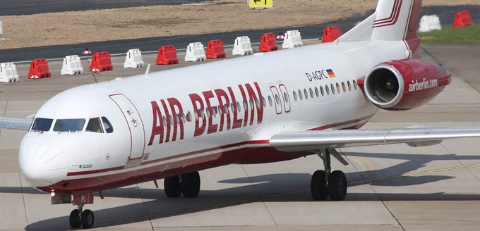 Alle ehemaligen dba-Flieger bei Air Berlin wurden umlackiert und zum Teil auch von Germania betrieben. 2007 wären am BER somit auch Fokker 100 von Air Berlin für kurze Zeit zu sehen gewesen. 2009 trennte sich Air Berlin von ihrer letzten Fokker.