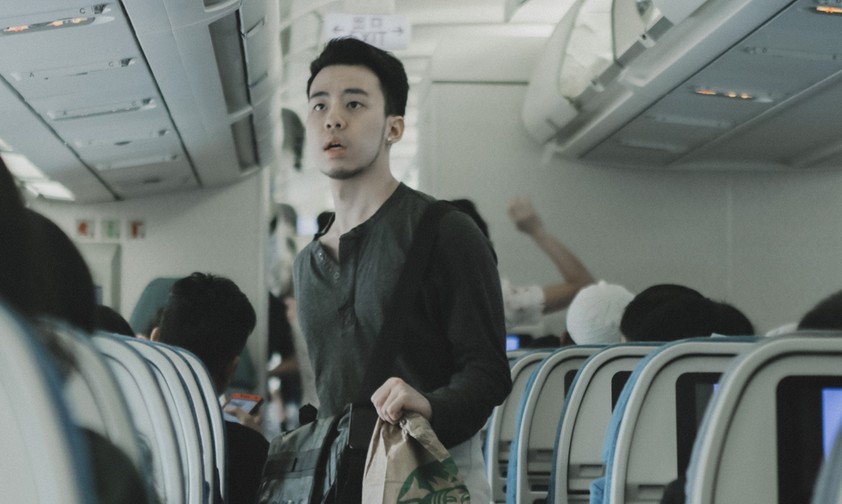 Passagier in einem vollbesetzten Flugzeug: Abstand bringt auch an Bord etwas.