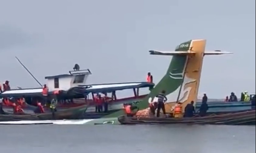 Wrack der Maschine: Die Rettungsarbeiten laufen.