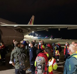Das medizinische Personal vor dem Abflug.