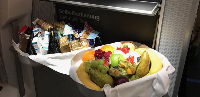 Business-Reisende können sich am Selbstbedienungskiosk zwischendurch verpflegen.