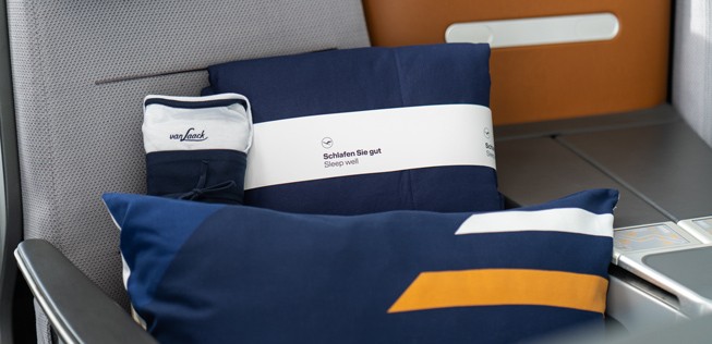 Schlafshirt, Decke und Kissen: Das neue Business-Class-Bettzeug auf Lufthansas Langstreckenflügen.