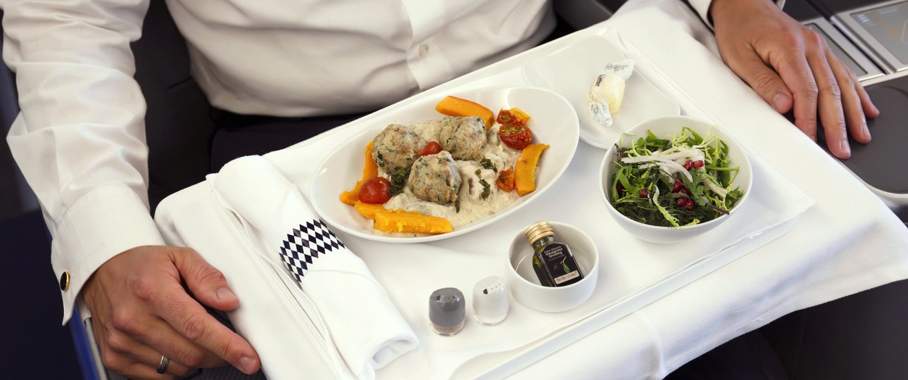 Essen im Langstreckflieger von Lufthansa (hier im Bild das spezielle Oktoberfest-Menü): Es gibt Anpassungen.