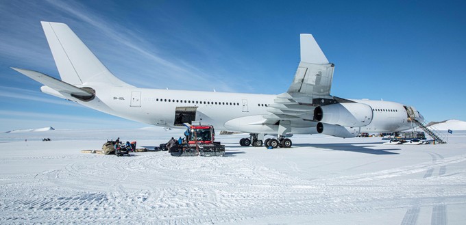 Das Flugzeug transportiert im Auftrag nicht genannter Charterkunden eine kleine Zahl von Touristinnen und Touristen, Forschenden sowie Fracht ...