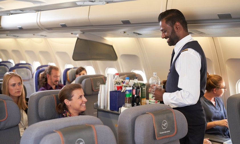 Flugbegleiter von Lufthansa bei der Arbeit: Die neue Sprachregelung soll Inklusivität fördern.