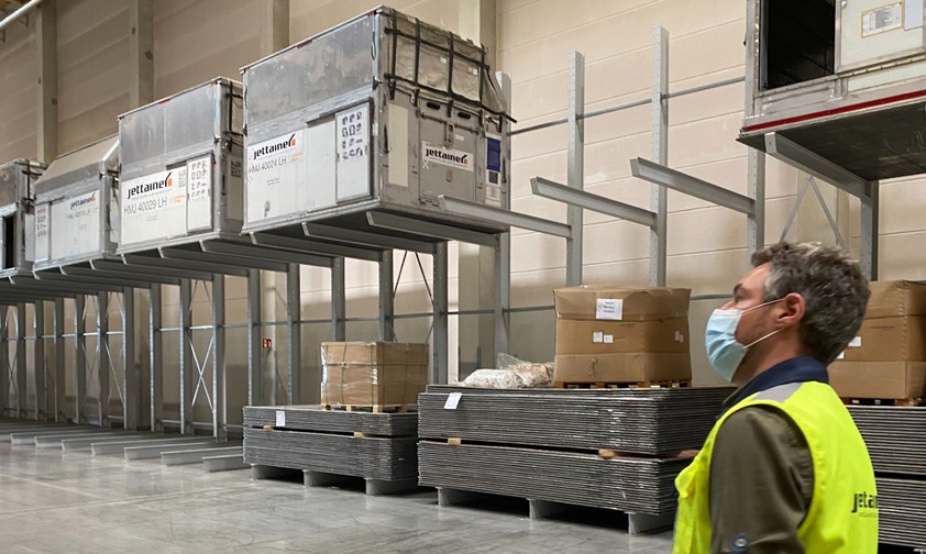 Lager von Jettainer in Groß-Gerau, südlich vom Flughafen Frankfurt: Hier ...