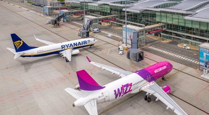 Flugzeuge von Ryanair und Wizz Air am Flughafen Wroclaw: Laut einer DLR-Analyse bietet Wizz Air die durchschnittlich günstigsten Preise.