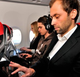 Passagiere mit Handys und Laptop: Keine Seltenheit mehr