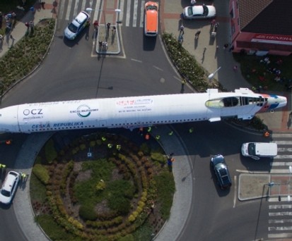 Auf dem Weg ins Museum: Die Tu-154 ist fast zu groß für die Straße.