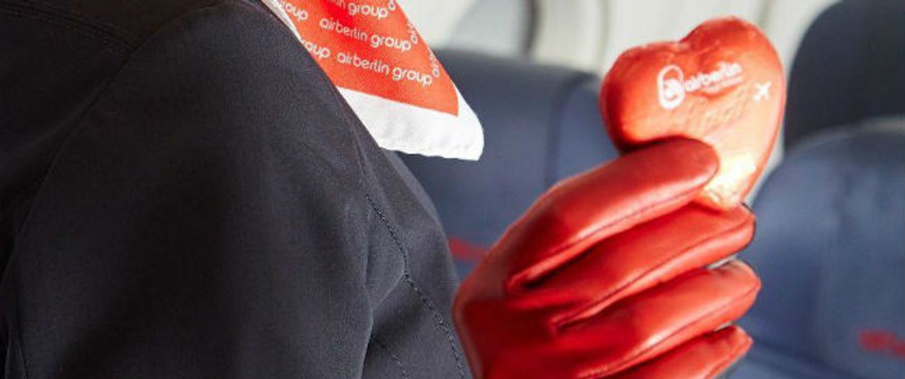 Flugbegleiterin von Air Berlin: An welchen neuen starken Partner verschenkt die Airline ihr Herz?