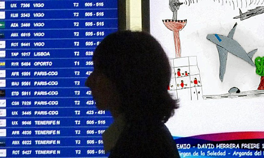 Anzeigetafel auf spanischem Flughafen: Ryanair kürzt Angebot.
