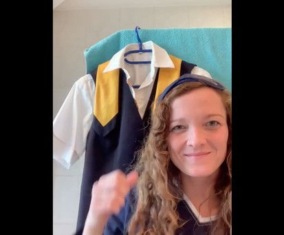 Flugbegleiterin von Lufthansa: Die Uniform hängt bereit.