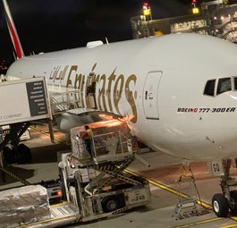 Boeing 777-300ER von Emirates Mitte November 2021 in Düsseldorf: Wir reisten mit dem Jet ...