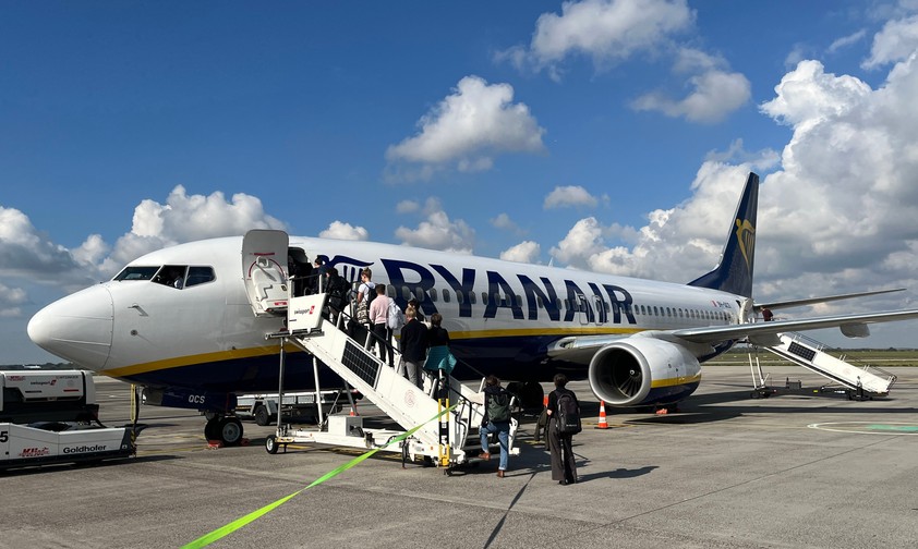 Boeing 737-800 von Ryanair: Die Airline muss Ausnahmen bei der digitalen Bordkarte zulassen.