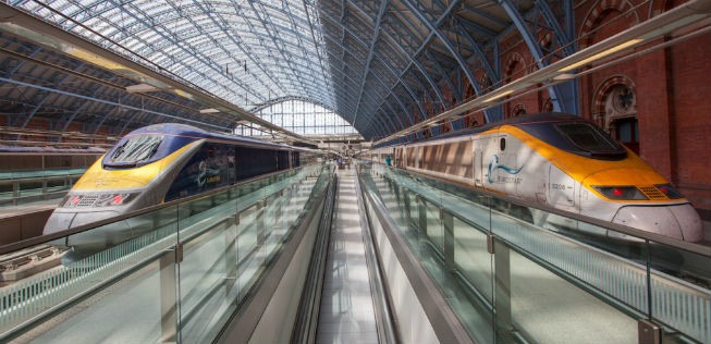 Links der modernisierte e300-Zug von Eurostar, rechts das ältere Modell e300 im Londoner St. Pancras International Bahnhof.