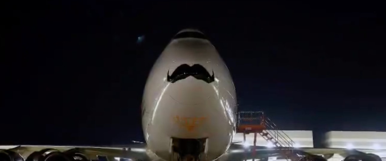 Boeing 747 mit Schnurrbart: Botschaft zum Movember.