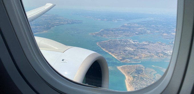 ... drehte der brasilianische Flugzeugbauer mit Gästen an Bord eine Runde über Südengland.