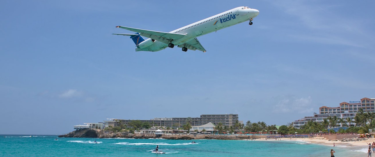 Jet von Insel Air im Landeanflug: Foto aus besseren Zeiten.