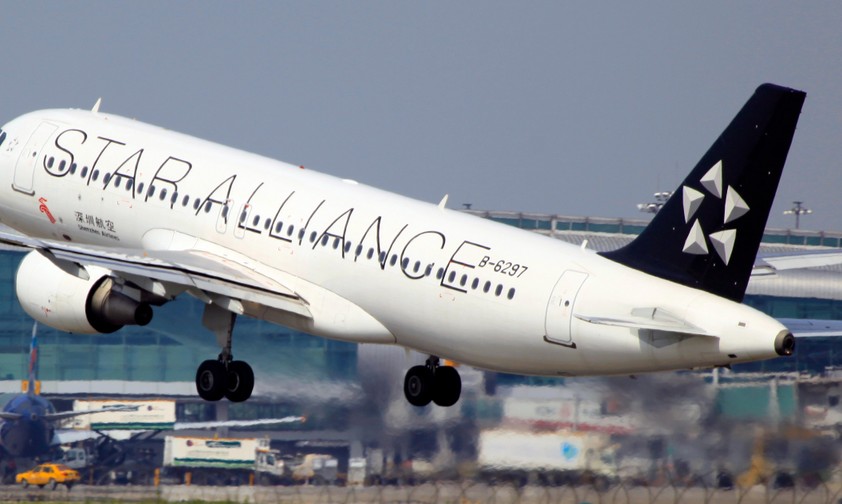 Jet in Star-Alliance-Bemalung: Verknüpfung mit anderen Verkehrsmitteln.