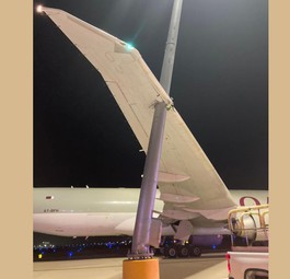 Beschädigte Boeing 777 F: Ups, da war etwas im Weg.