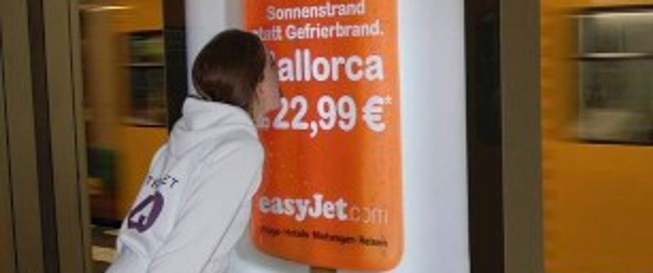 Airlines müssen obligatorische Zuschläge für Bearbeitung- oder Kreditkartengebühr neu auch in der Werbung angeben.
