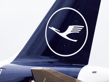 Leitwerk eines Airbus A320 von Lufthansa: Die Fluglinien der Gruppe rücken noch enger zusammen.