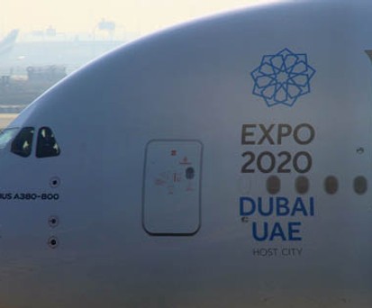 Airbus A380 von Emirates Airlines vor der Startbahn in Dubai.