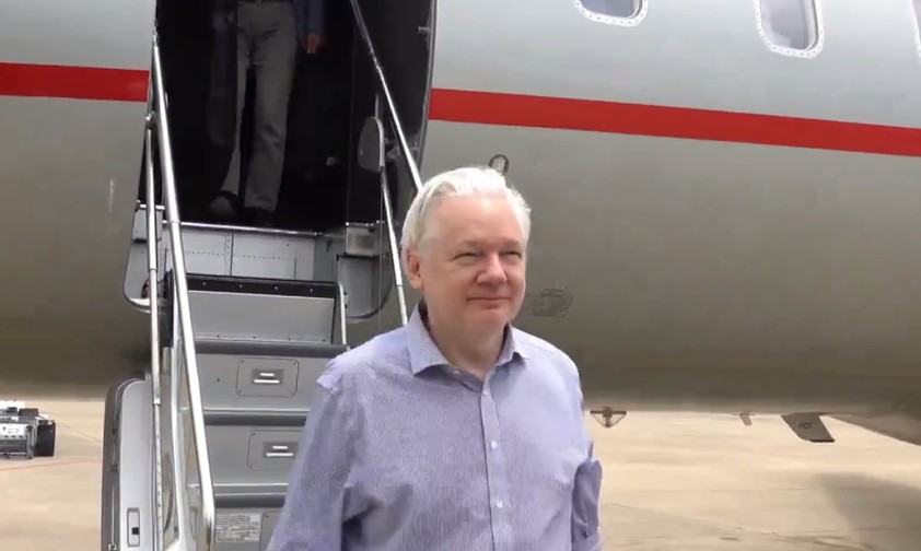 Assange fliegt mit Bombardier Global 6000 in die Freiheit