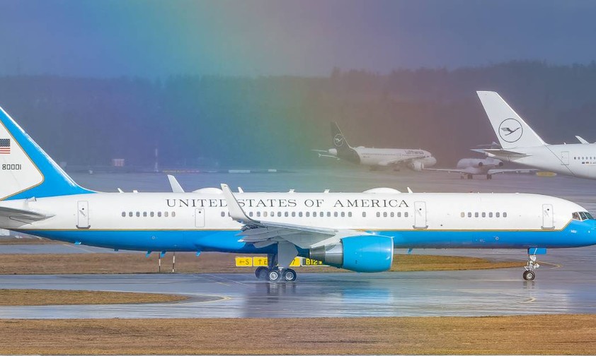 Die Delegation der USA reiste mit zwei Flugzeugen nach München. Einer Boeing C-32A, einer Variante der Boeing 757, ...