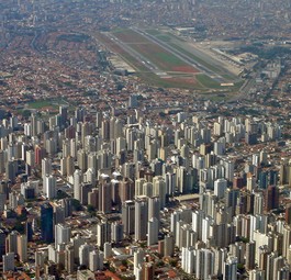 São Paulo Congonhas liegt heute mitten in der Stadt. Bei guten Verkehrsverhältnissen ist man vom Stadtzentrum in 20 Minuten am Gate.